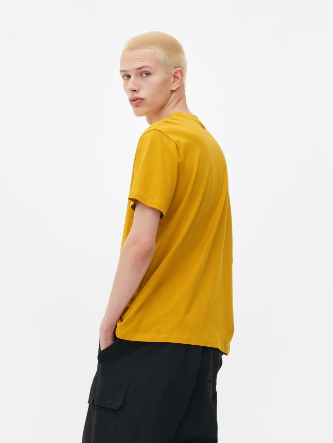 Essential Plain T-shirt - Image 4