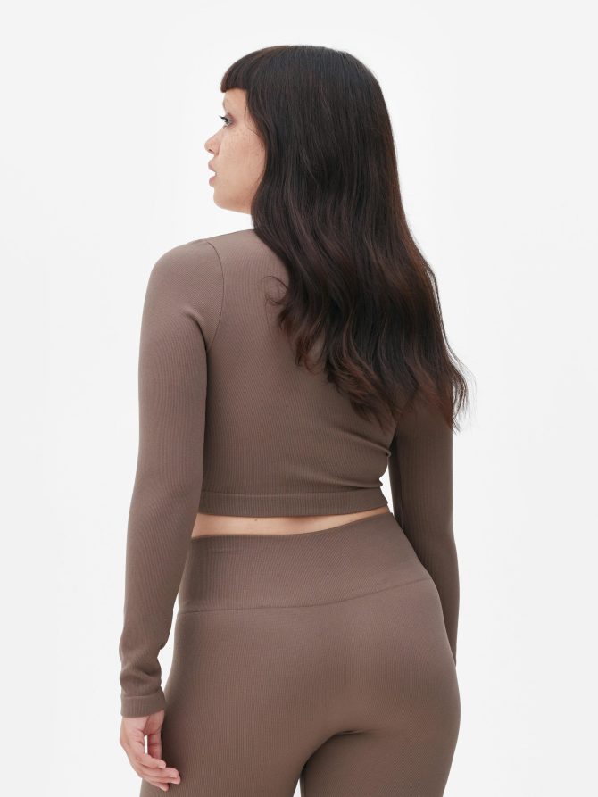 Seamfree Long Sleeve V-Neck Crop Top - Image 4